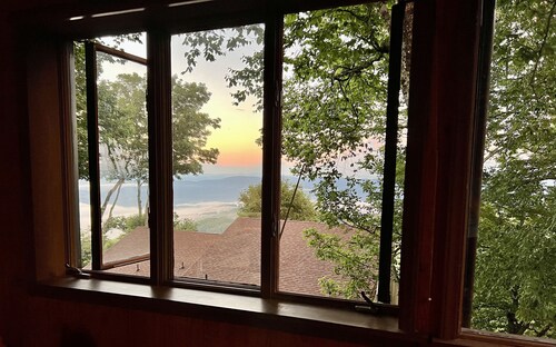 Mountain Getaway! Just 3 minutes to Beech Mountain Resort with Winter Views!