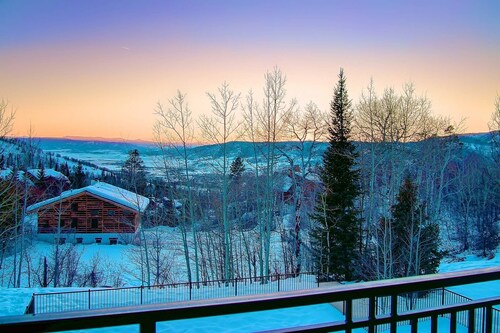 Amazing Location on Mtn-100 yds to Thunderhead Lift-Heated Pool-Hot Tub-W/D in Unit-Grill-Fireplace