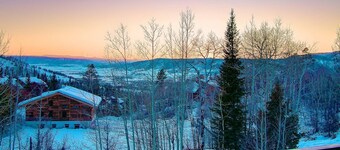 Amazing Location on Mtn-100 yds to Thunderhead Lift-Heated Pool-Hot Tub-W/D in Unit-Grill-Fireplace