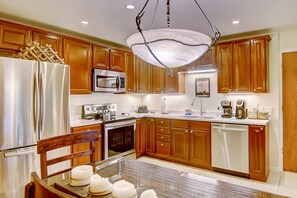 Fridge, microwave, oven, stovetop - Amazing Location on Mtn-100 yds to Thunderhead Lift-Heated Pool-Hot Tub-W/D in Unit-Grill-Fireplace (Steamboat Springs)