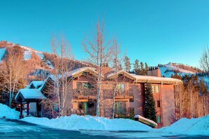 Exterior - Amazing Location on Mtn w/Air Conditioning-100 yds to Trails-Heated Pool-Hot Tub-W/D in Unit-Grill (Steamboat Springs)