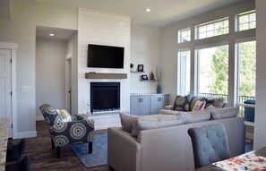 Smart TV, chimenea, tenis de mesa y libros 