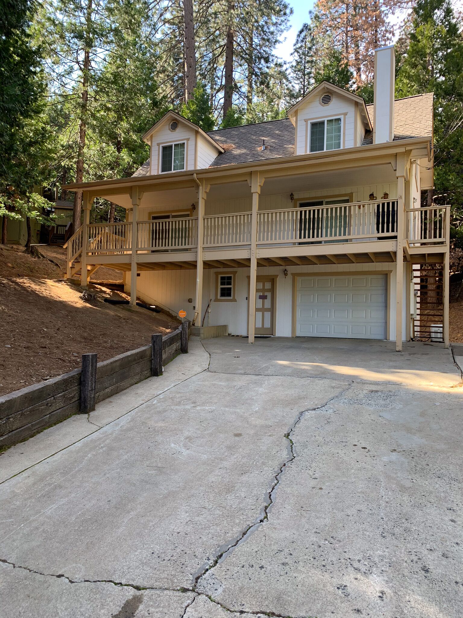 The Lama Lodge - A Spacious, Clean and Updated Mountain/Ski Mi-Wuk Village Cabin