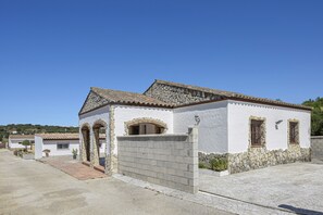 Exterior - Vacation Home Casa del Patio with Wi-Fi, A/C & Terraces (Barbate)