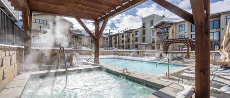 Una piscina al aire libre, una piscina climatizada