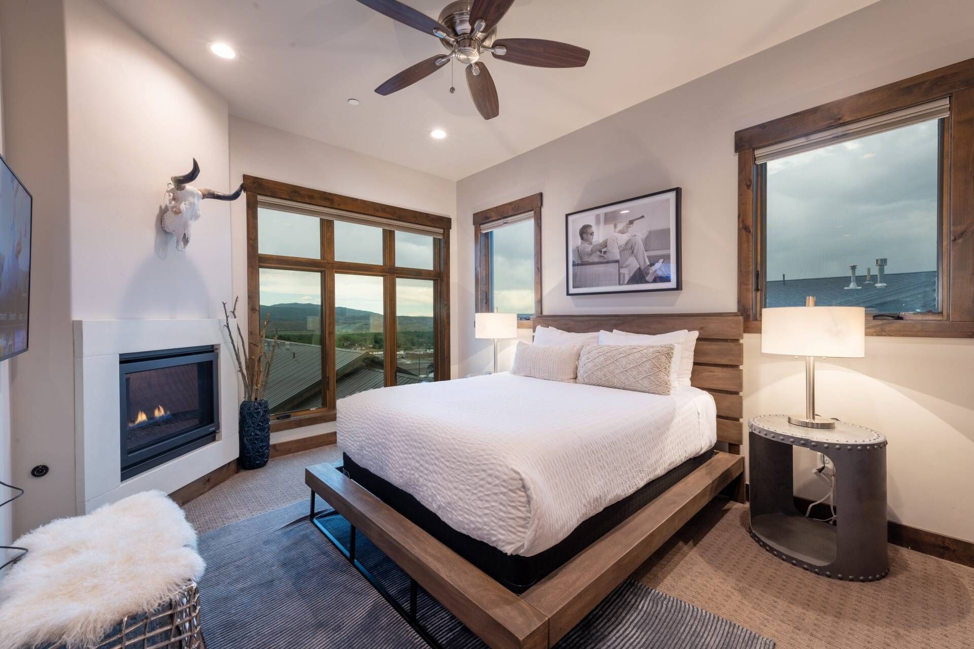 *FREE SKI RENTAL* Luxury Canyons Retreat – Hot Tub, Pool, Gym, Walk to Skiing + Free On-Call Shuttle