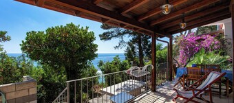 Casa de vacaciones "Casa Sulla Spiaggia 1" con vistas al mar, terrazas y jardín