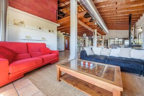 Televisie, een dvd-speler, een tafeltennistafel en een stereo