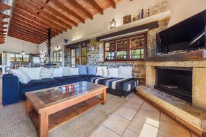 تلفزيون، مشغل دي في دي، تنس طاولة، ستيريو