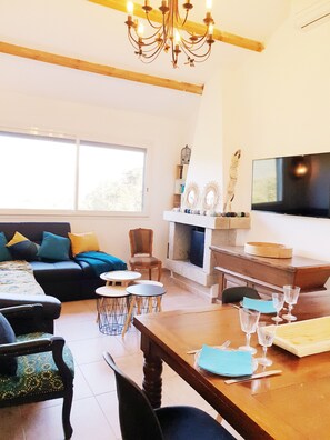 Télévision, cheminée, livres