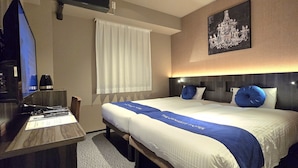 A hotel room with a bed, a desk, a chair, a TV, and a chandelier. - Dynasty Hotel & Resort Osaka (Osaka)