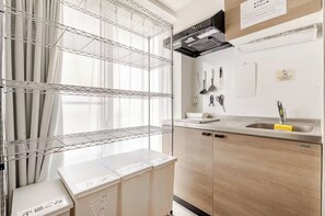201 | Private kitchen | Mini-fridge, microwave, electric kettle, cookware/dishes/utensils