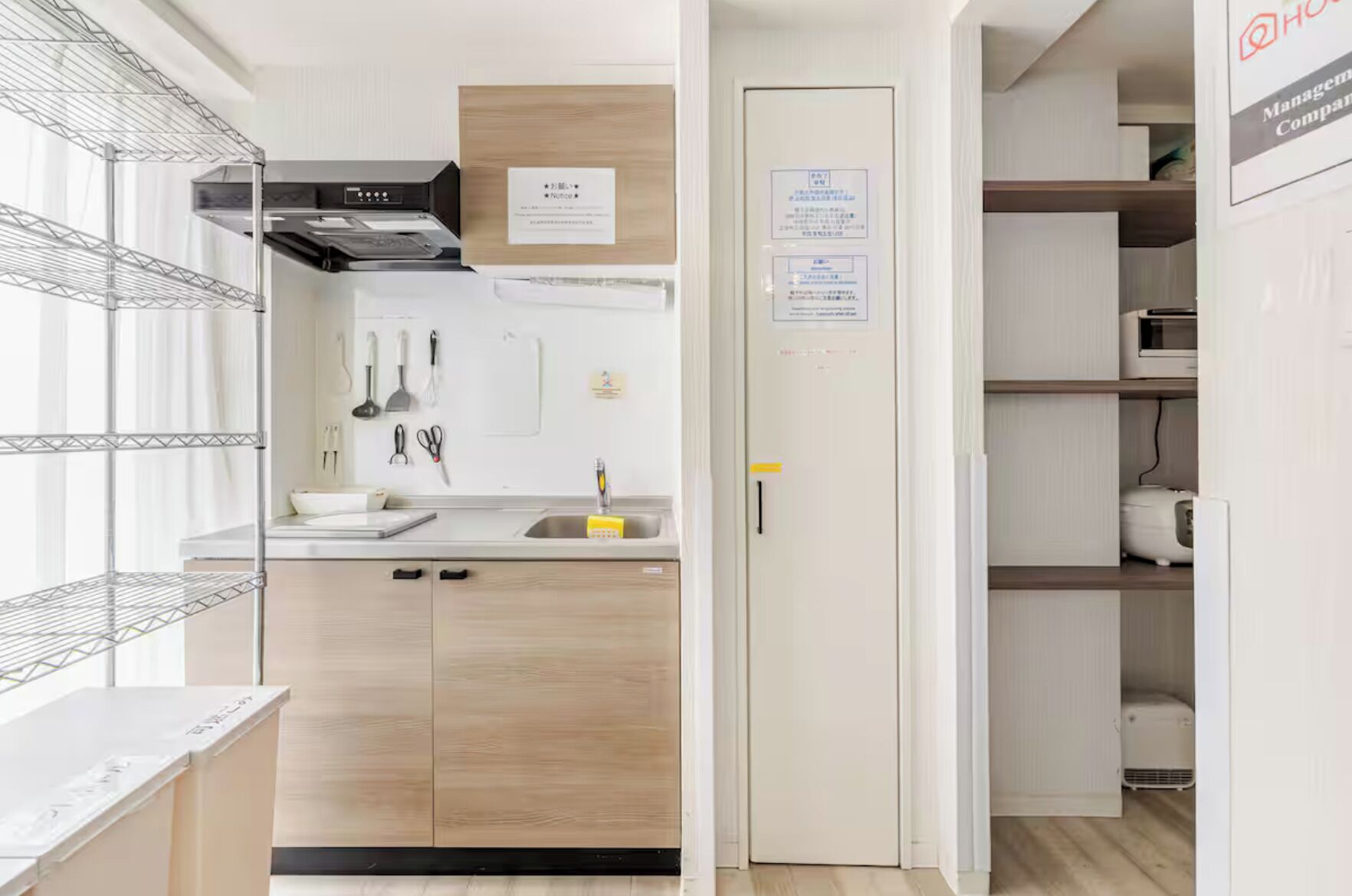201 | Cocina privada | Frigobar, microondas, tetera eléctrica y utensilios de cocina 