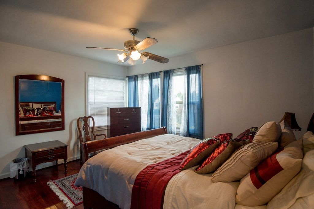 2 bedrooms, desk, WiFi