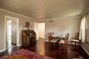 Dining - Comfy & Cozy For The Professional & Family (Portland)