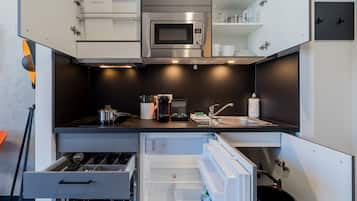 Studio | Private kitchen | Mini-fridge, microwave, stovetop, dishwasher