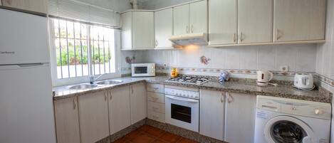 冰箱、微波炉、烤箱、炉灶