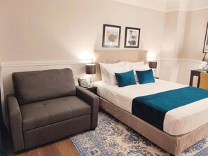 Comfort Triple Room | In-room safe, desk, laptop workspace, blackout drapes