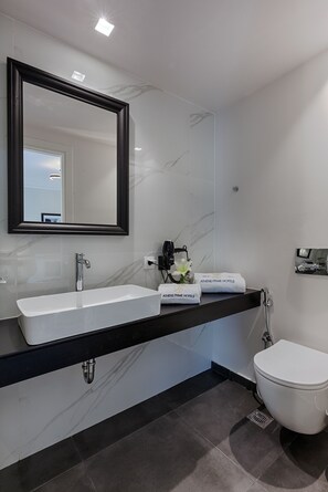 Comfort Triple Room | Bathroom | Rainfall showerhead, free toiletries, hair dryer, bidet