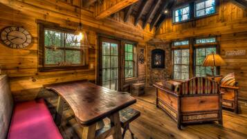 House, 3 Bedrooms | In-room dining