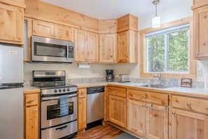 Fridge, microwave, oven, stovetop - Forest View Cabin (West Yellowstone)