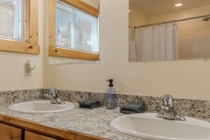 Bathtub, hair dryer, towels, shampoo - Forest View Cabin (West Yellowstone)