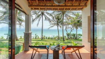 Beachfront Bungalow with King Bed | Living area