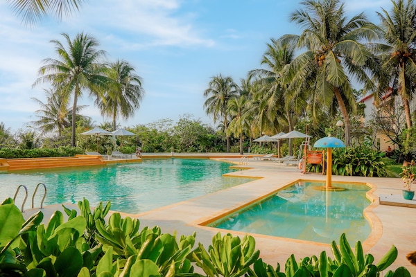 2 hồ bơi ngoài trời, dù/ô trên bãi biển/hồ bơi, ghế dài tắm nắng