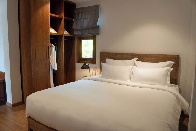 ميني بار وخزنة داخل الغرفة وتجهيزات عازلة للصوت ومكواة/لوح كي