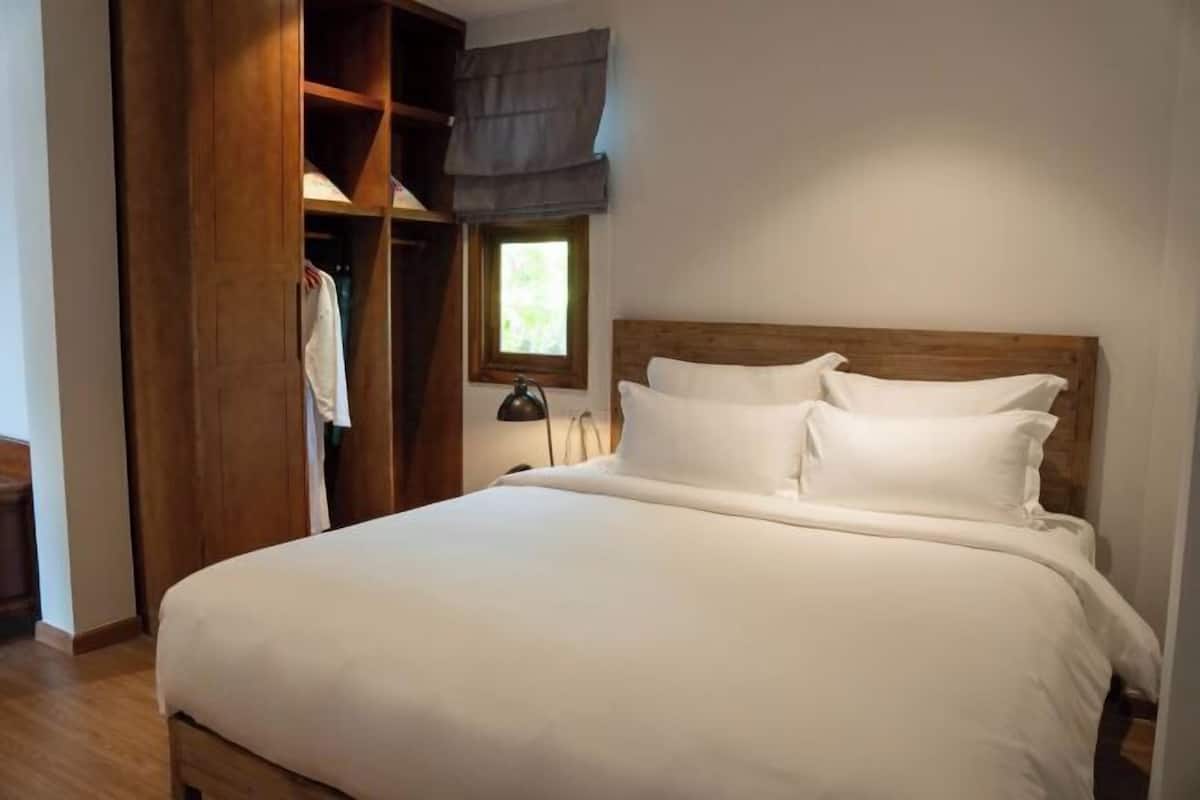 Minibaari, tallelokero huoneessa, äänieristys, silitysrauta/-lauta