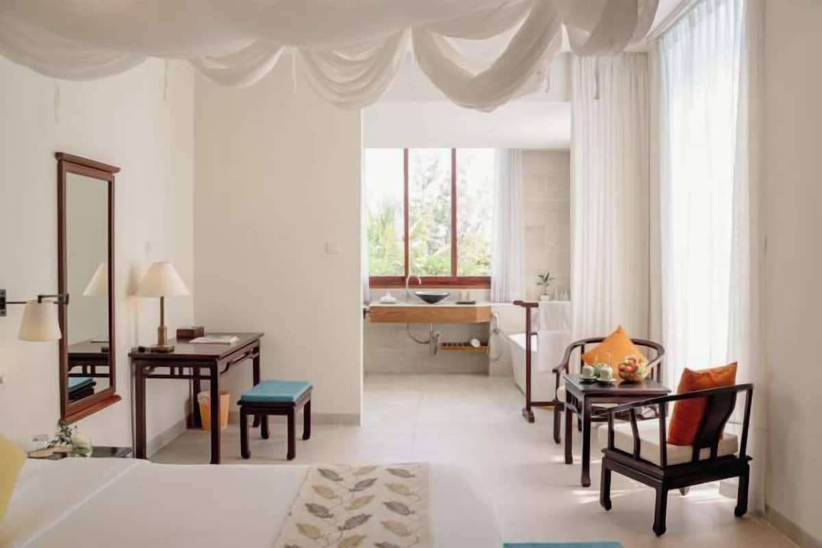 Minibaari, tallelokero huoneessa, äänieristys, silitysrauta/-lauta