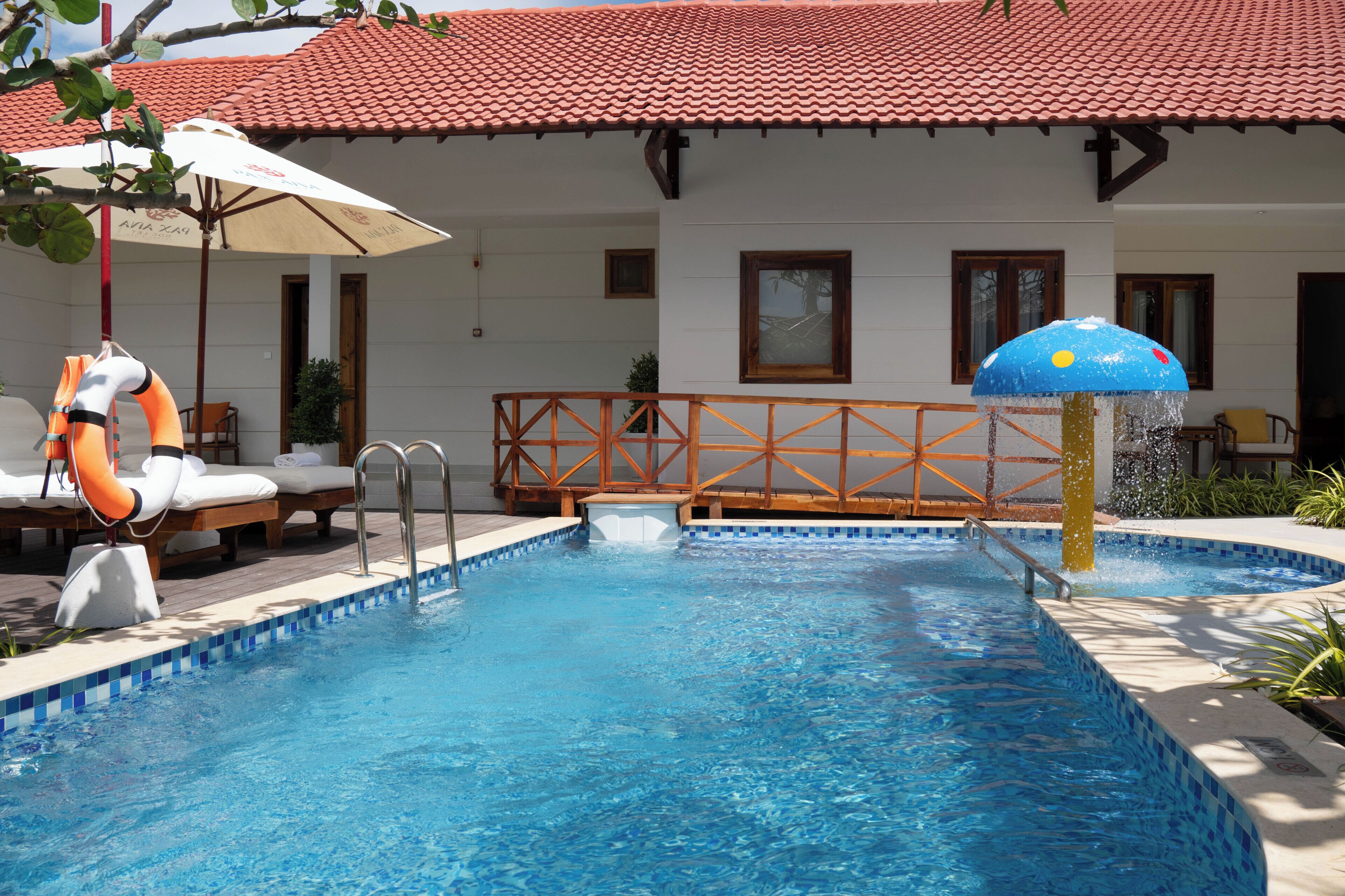 Signature Villa | Living area | Flat-screen TV, books