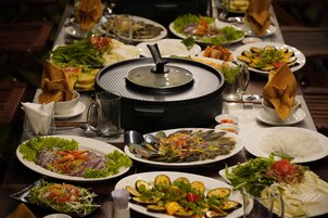 2 restaurants; breakfast, lunch and dinner served