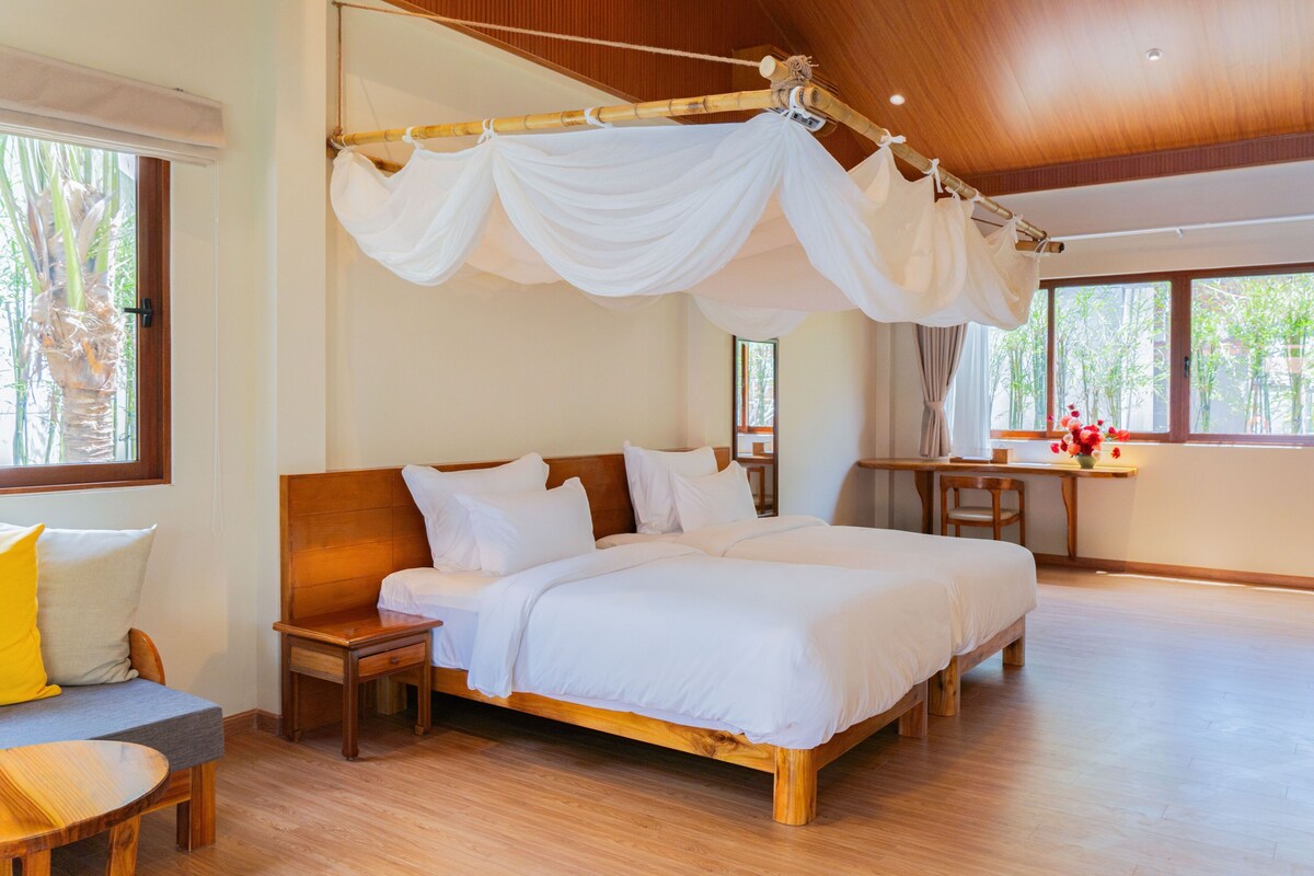 Un dormitorio con una cama de madera, una mesita de noche, un escritorio y una silla.
