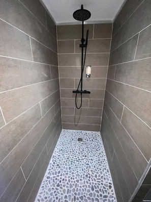 Douche, sĂšche-cheveux, serviettes fournies, savon