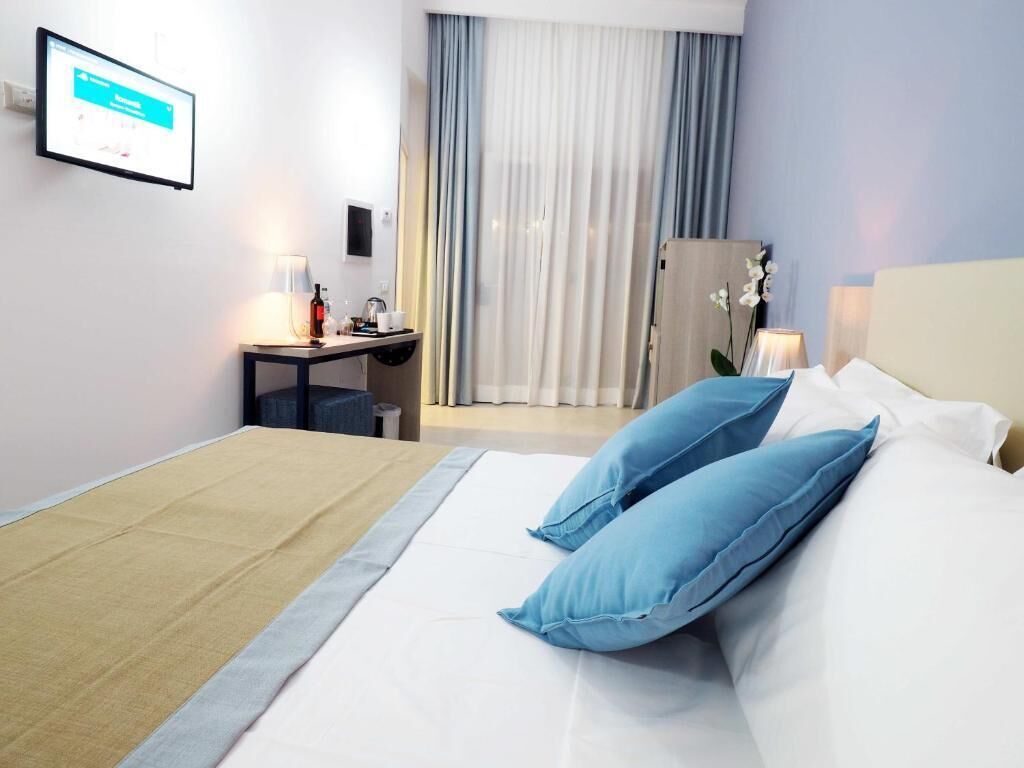 Minibar, in-room safe, individually decorated, desk