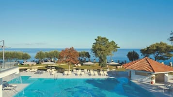 Piscine extérieure, parasols de plage, chaises longues