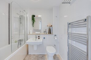 Hair dryer, towels - Manhattan Apartment @ The Hub  • City Centre • Free Parking • Fast WiFi • Yoko Property (Milton Keynes)