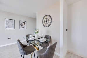 Dining - Manhattan Apartment @ The Hub  • City Centre • Free Parking • Fast WiFi • Yoko Property (Milton Keynes)