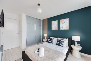 1 bedroom, desk, iron/ironing board, travel cot - Manhattan Apartment @ The Hub  • City Centre • Free Parking • Fast WiFi • Yoko Property (Milton Keynes)