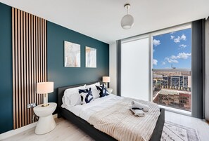 1 habitación, escritorio, tabla de planchar con plancha y cuna de viaje