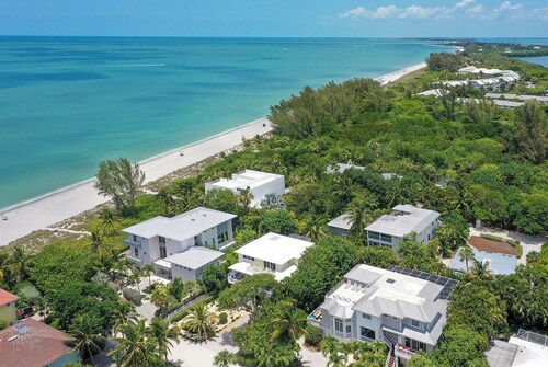 Sandy Seas Villa - Just one home from the Sand