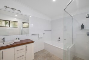 Badewanne, Haartrockner, Handtücher