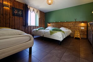 5 bedrooms, travel crib, WiFi, bed sheets