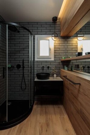 Badewanne, Haartrockner, Handtücher
