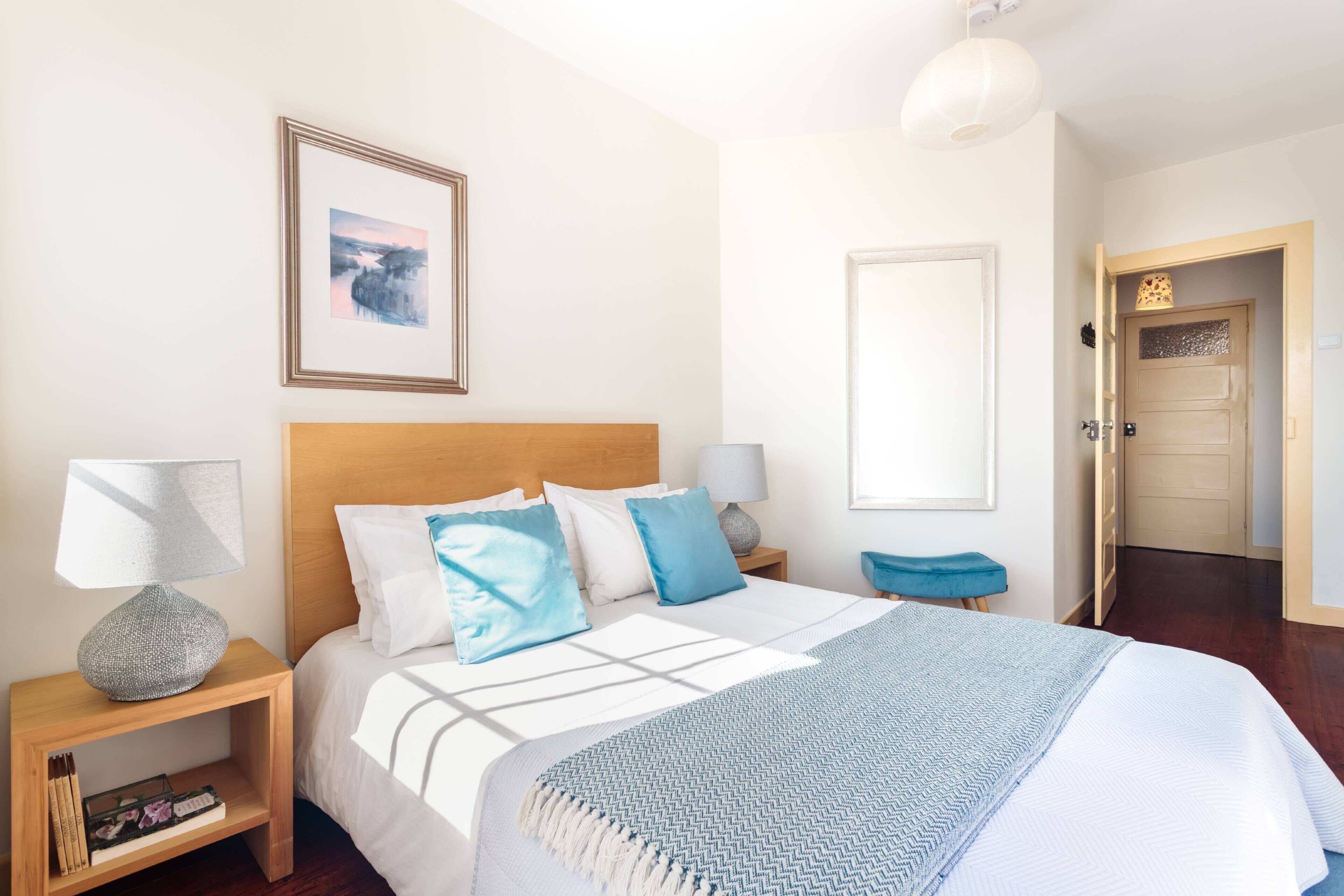 3 habitaciones, tabla de planchar con plancha, internet y ropa de cama 