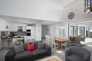 A modern apartment with a kitchen, dining area, and living room. - Villa Elsa with 4 bedrooms (Krnica)