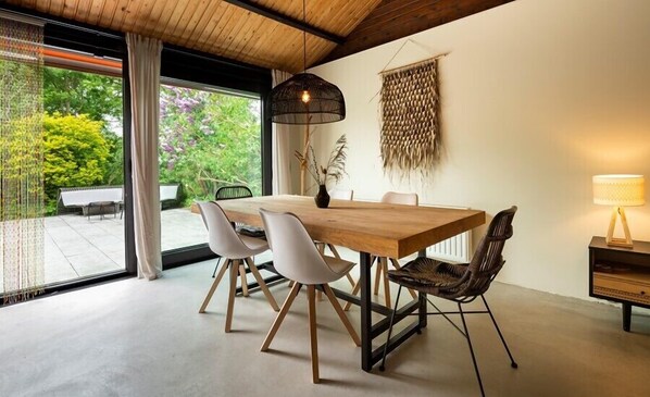 Dining - Holiday home De Haerde 66 privately situated near sea and beach (Ellemeet)