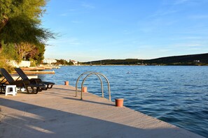 Private beach, sun loungers, beach umbrellas - Villa Vita (Novalja)