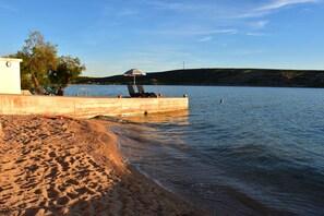 Private beach, sun loungers, beach umbrellas - Villa Vita (Novalja)